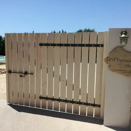 Driftwood Karavádhos